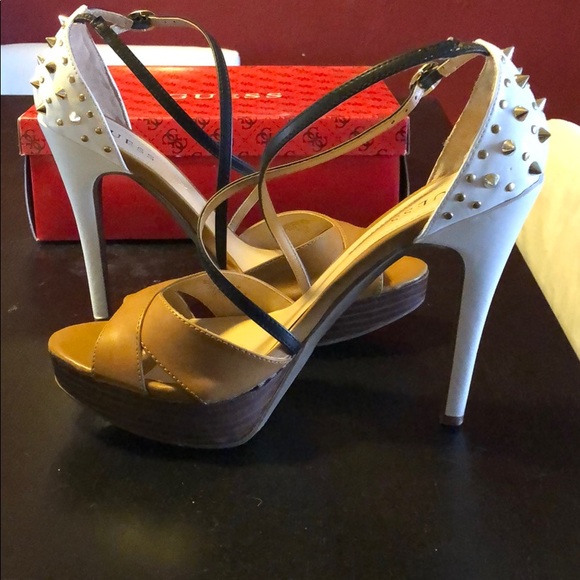 Guess Langston tan, white, black with a surprise - Picture 6 of 8